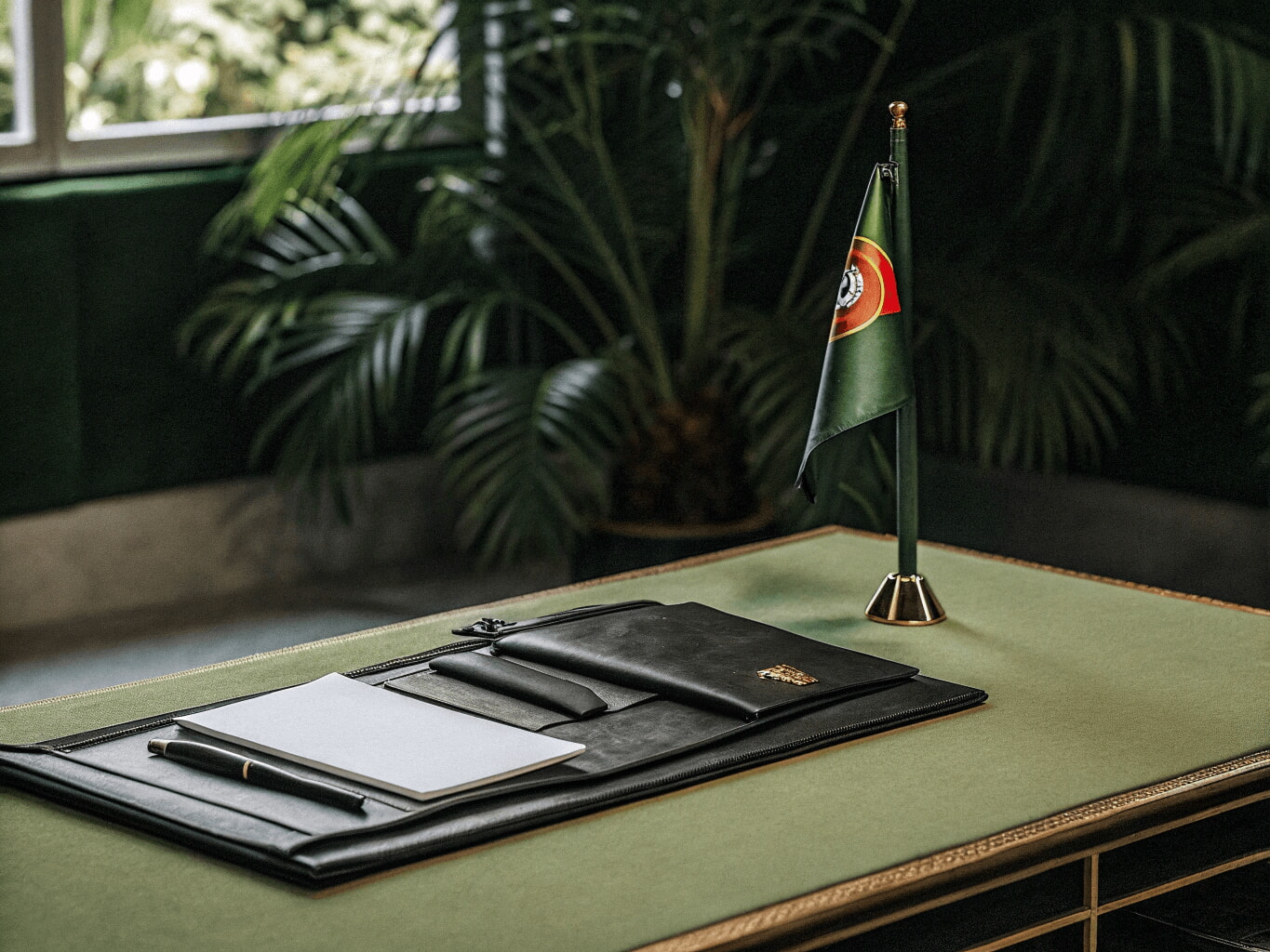 Desktop setup with open folder and Portuguese documents