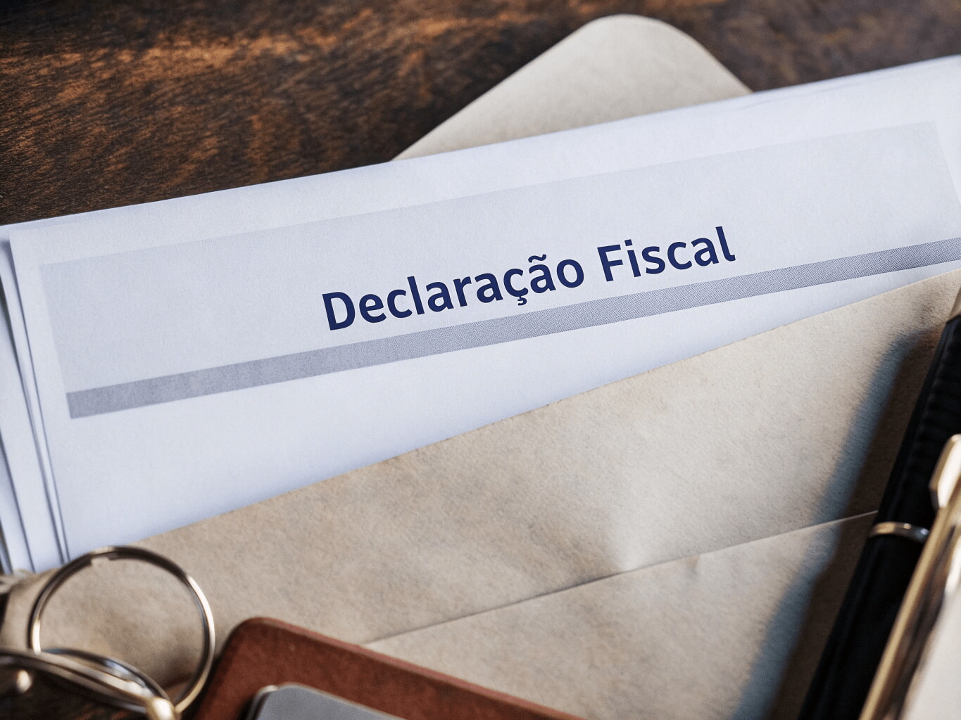 Конверт с надписью 'Declaração Fiscal'