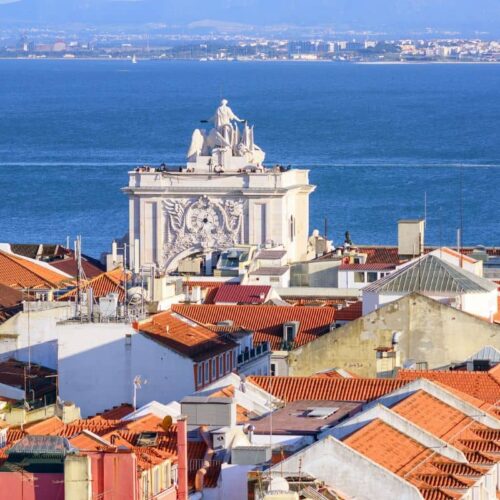 Португалия отменяет программу Золотая виза, вызывая экономическую и политическую дискуссию